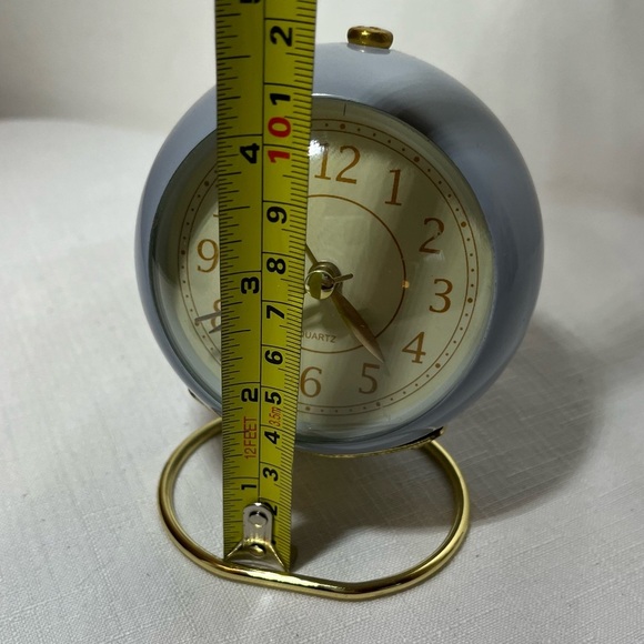 Retro Alarm Clock Desktop Small Alarm
Quartz Battery operated. Self standing. - Picture 5 of 9